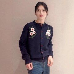 鄂*女装商场同款2025秋季新款时尚气质花朵装饰设计感圆领针织衫