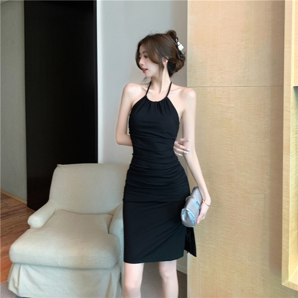 Hanging neck， side drawstring pleats， backless sexy dress