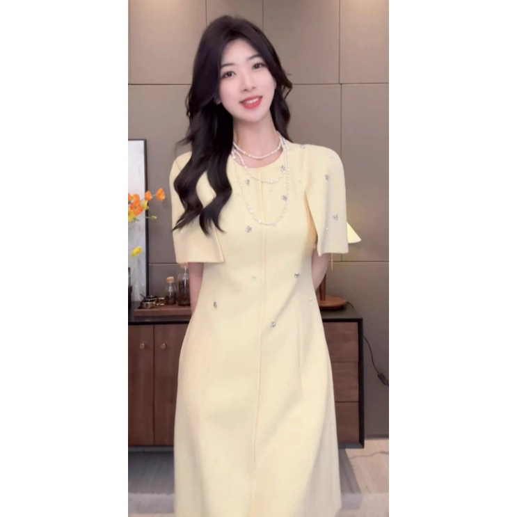 Đầm cổ tròn đính kim cương phong cách Pháp sang trọng — váy màu vàng, váy trắng