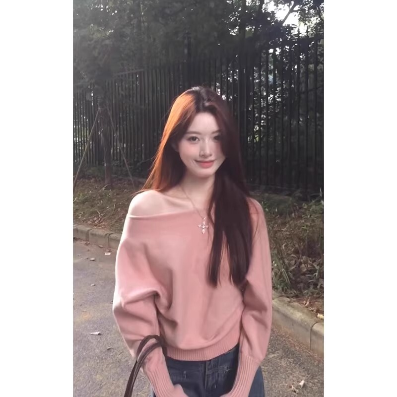 韓国系ピンクの不規則な肩のセーターの女性秋冬の新型の高級感の初冬は肩のニットの上着を着ます。|undefined