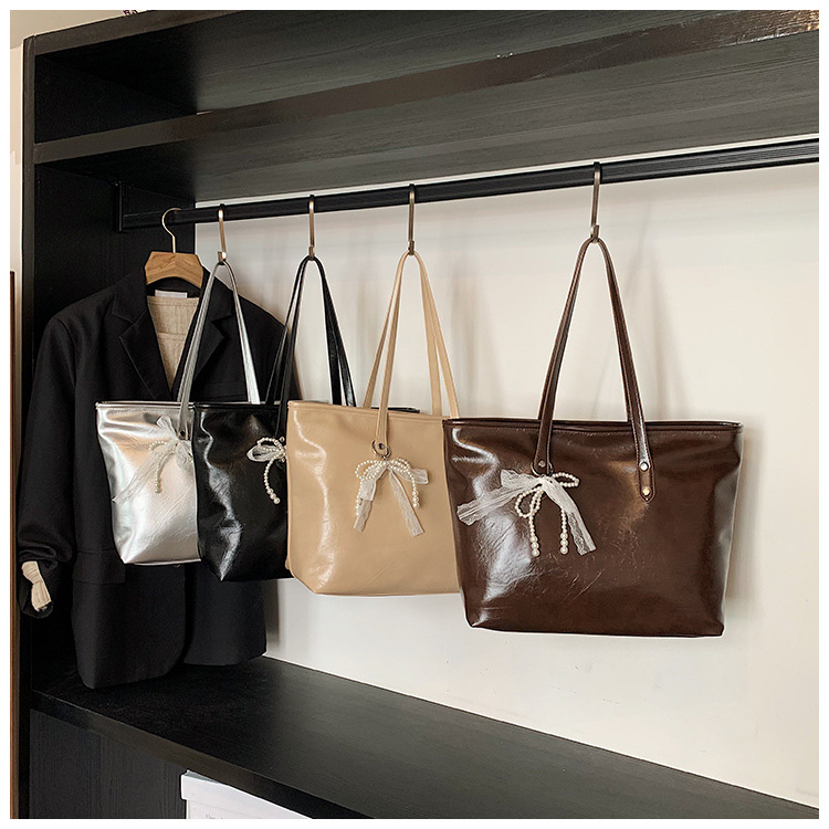 The 2025 summer new stylish and simple tote bag is a casual and trendy large-capacity tote bag with a niche design for women undefined