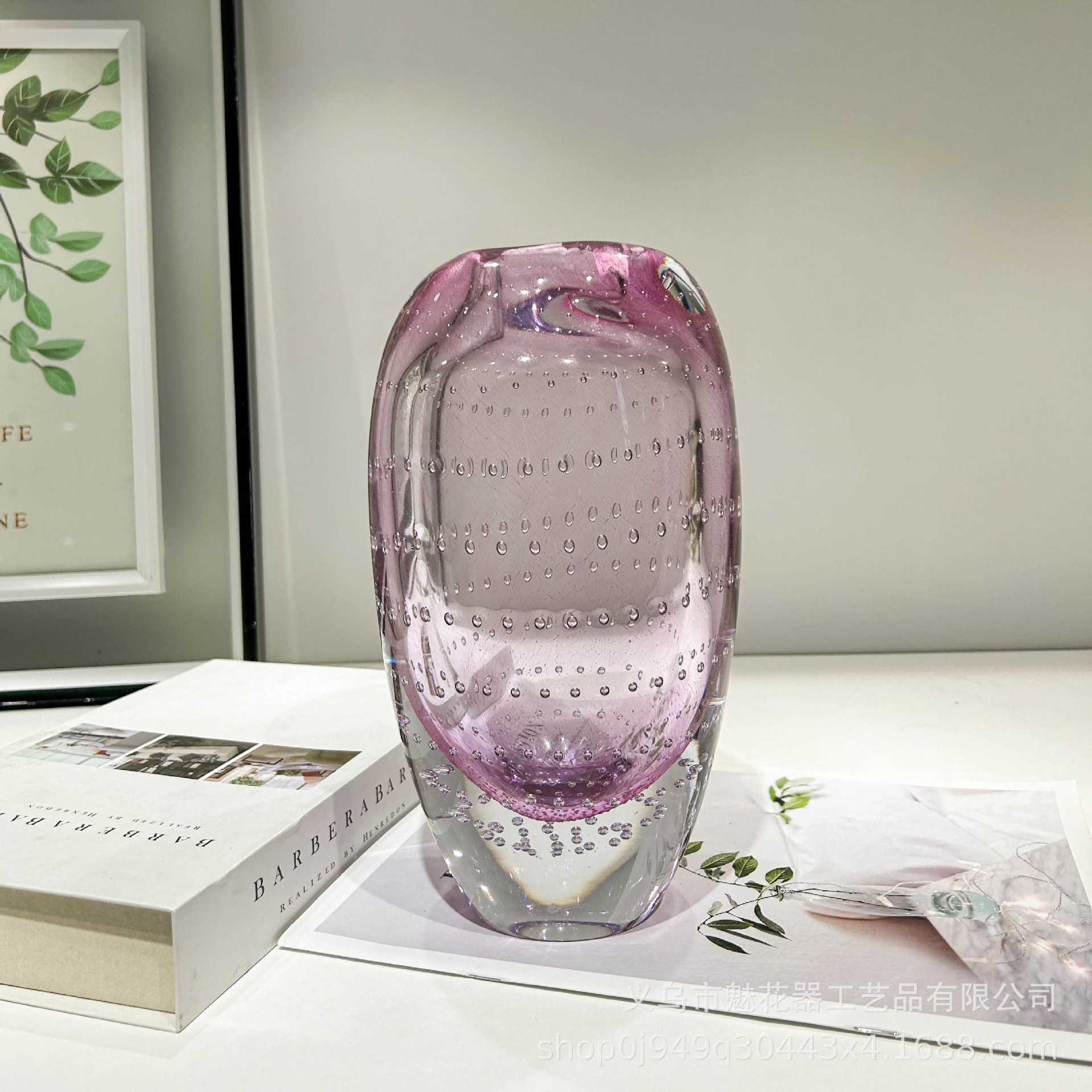 軽奢なピンク色のガラス花瓶、リビングのフラワーアレンジメント、ダイニングテーブル、玄関、重厚な装飾、水耕栽培の花器、ホリデーギフト