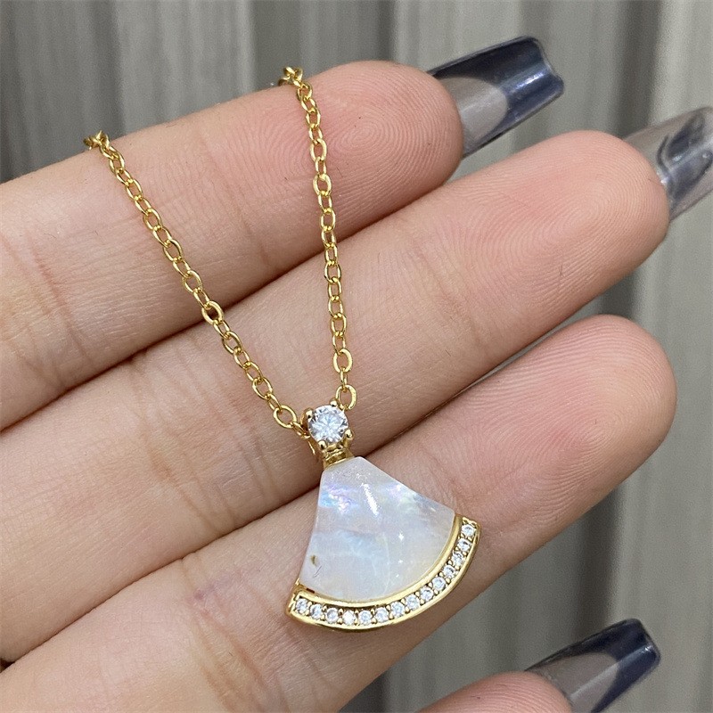 Tiktok Exquisite High-Quality Natural Mother-Of-Pearl Dress Necklace for Women, Thick Gold-Plated, Light Luxury, High-End Fan-Shaped Collarbone Chain