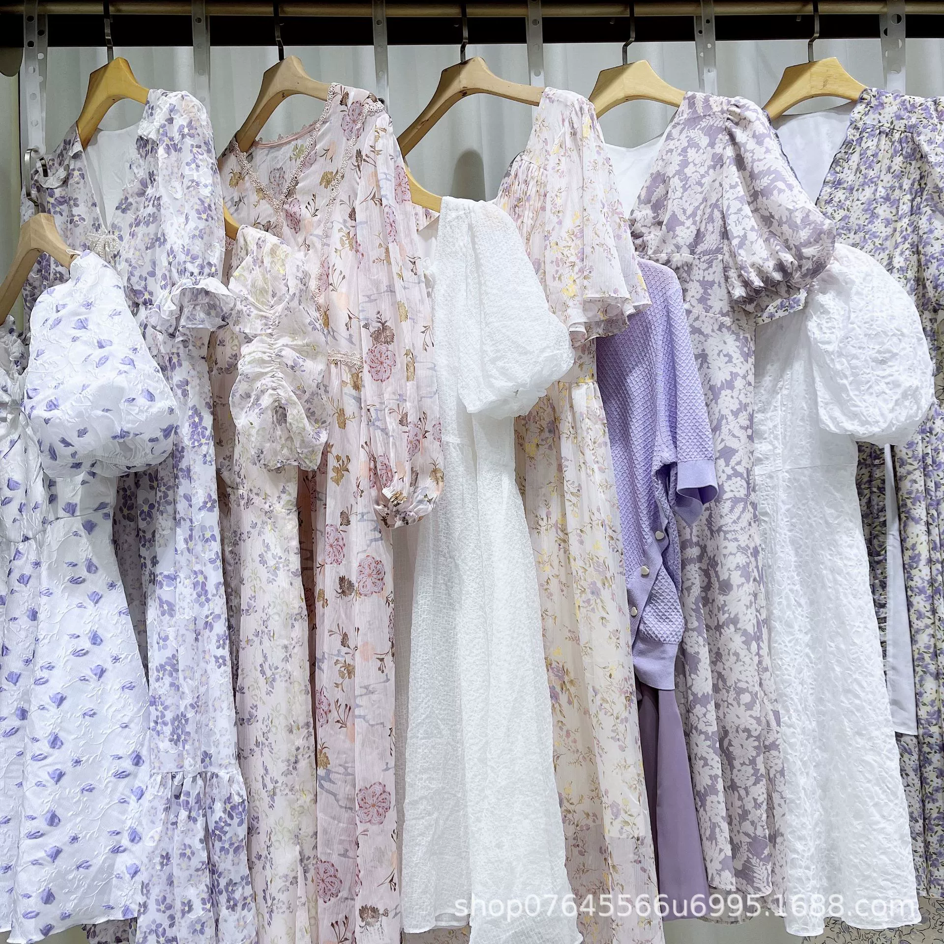 Фирменный вывод со скидкой женских платьев оптом на фабриках