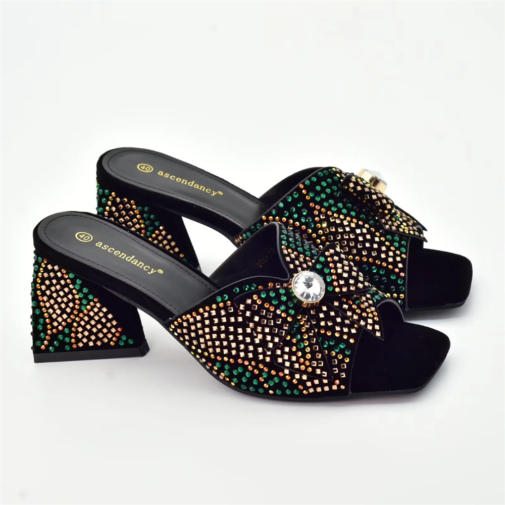 Vintage strasszokkal díszített női magassarkú cipő hozzáillő clutch stílusú vacsorához való öltönnyel_voghion.com