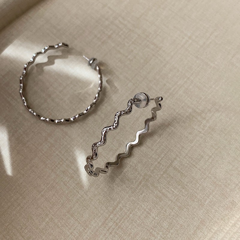 Pendientes ovalados simples de aguja de plata Pendientes de tendencia de personalidad transfronteriza europea y americana Pendientes de diseño de todo fósforo de nicho al por mayor