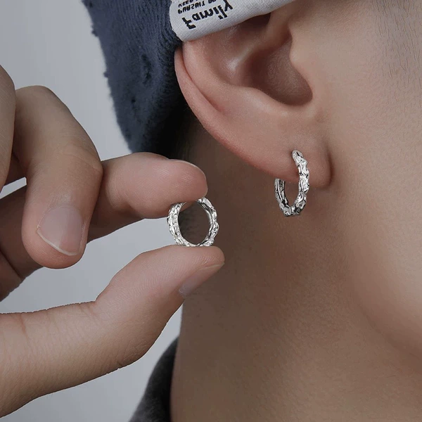 C556 A pair of earrings