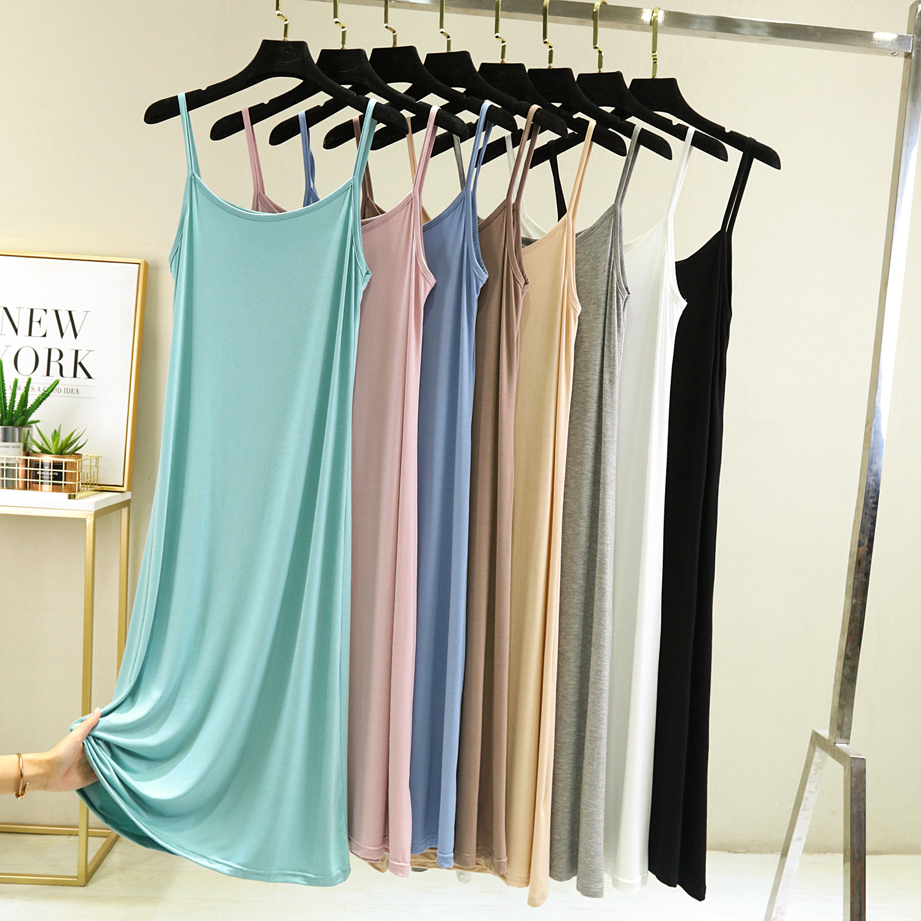 モーダルストラップのベストスカートの女性の夏の中には、袖なしのロングスカートの裏地が痩せている中長のワンピースがあります。