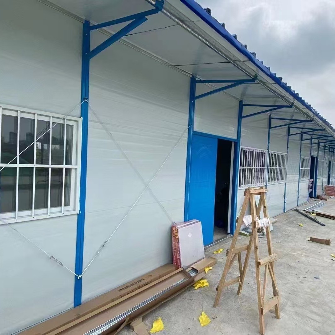 Residentes en el sitio de construcción de casas prefabricadas