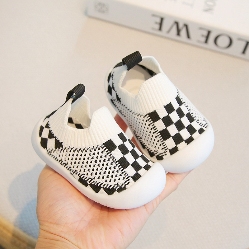 Zapatos de bebé zapatos de bebé de suela blanda zapatos deportivos antideslizantes transpirables de todo fósforo primavera y otoño nuevos zapatos de moda para niños al por mayor