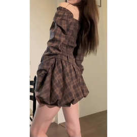 复古一字领长袖卡其格子连衣裙女可两穿露肩修身收腰显瘦花苞短裙