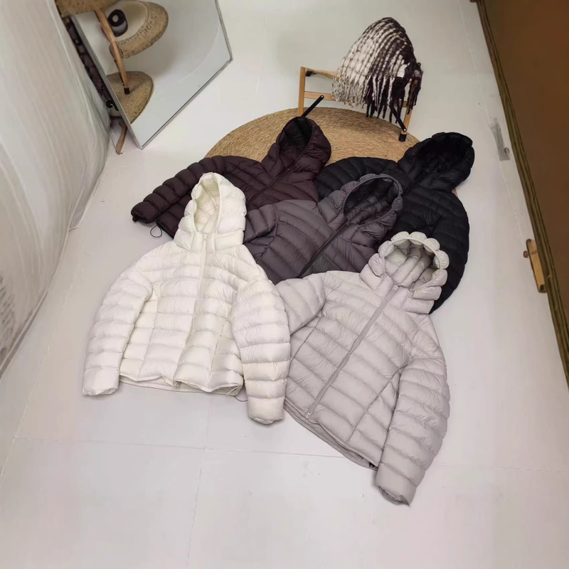 New Style Hooded Puffer Jacket for Women, Short Version, with Added Fleece, Slimming Ribbed Design, 90% White Duck down