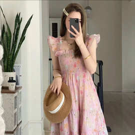 水蜜桃水粉碎花飞飞袖连衣裙2023新款夏季甜美减龄无袖吊带长裙潮