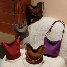 高级感麂皮绒腋下水桶包包女2024新款简约复古磨砂单肩斜跨托特包