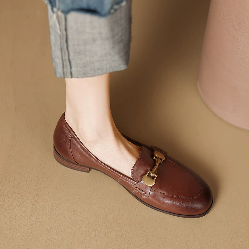 Маленькие кожаные туфли из полированной кожи в британском стиле, Мокасины с металлической пряжкой, 2023 год, женские одиночные туфли с круглым носком и мягкой подошвой