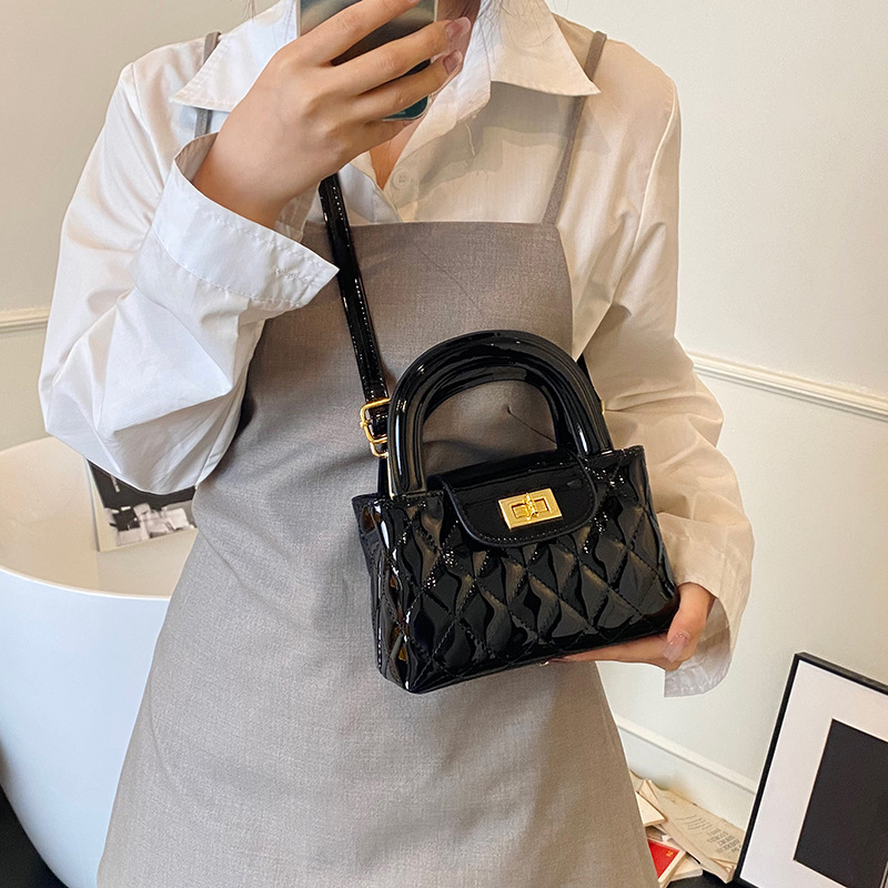 Bolso de alta calidad con textura 2025 verano nuevo estilo bolso femenino bolso de hombro bordado con rombo bolso de mensajero brillante charol marea