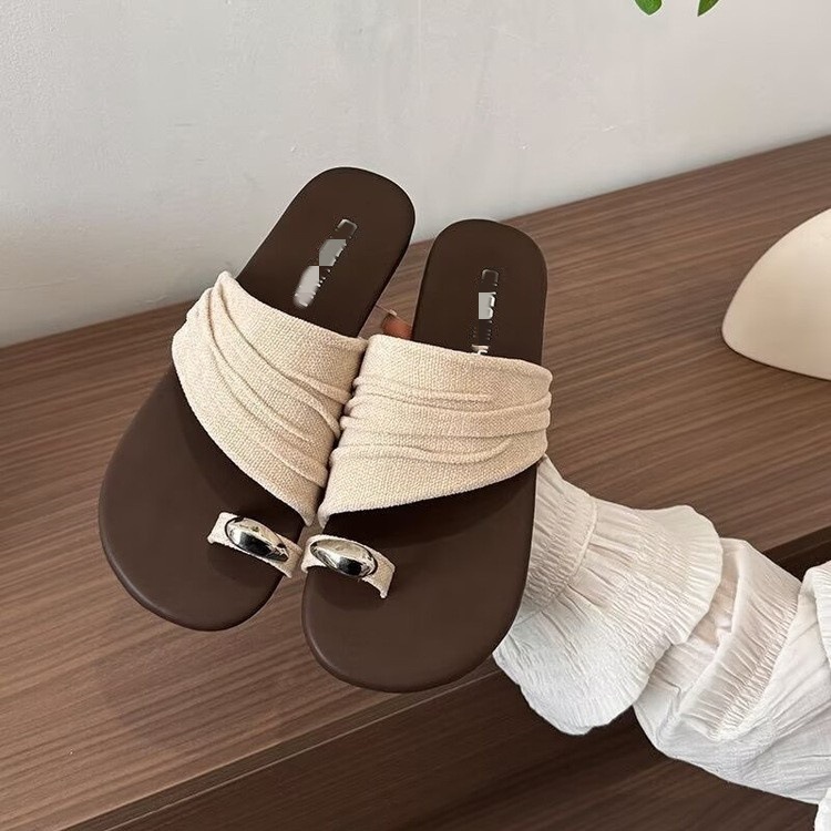 Francia lujosa ultra suave pliegue fría zapatillas de verano 2026 nuevo nicho plano hermoso conjunto de dedos zapatillas image 4