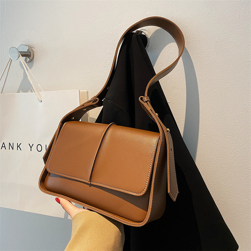 The trendy small handbags for women, popular on Instagram, niche  new fashion winter shoulder bag, celebrity-style small square bag
