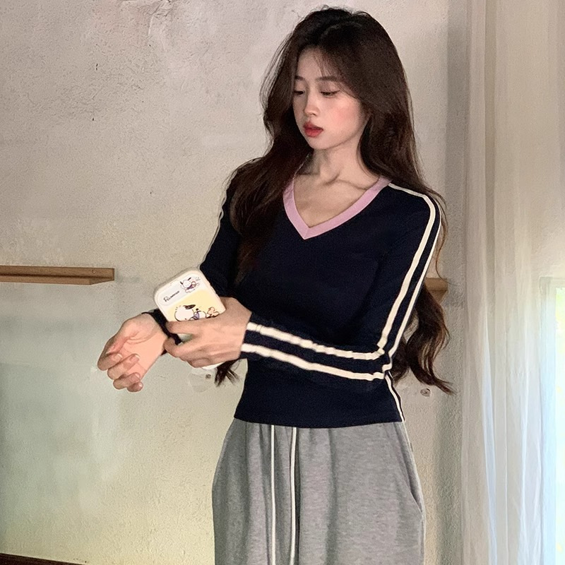 콘트라스트 컬러 V 넥 베이스 긴팔 티셔츠 여성용 가을 2024 새로운 하이 엔드 센스 슬림 핏 슬림 핏 이너 탑 인즈 트렌디