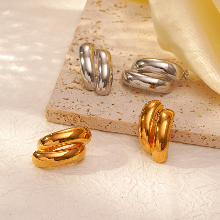 Nuevos aretes de titanio de acero de Europa y América 18k de oro INS viento de tendencia de Amazon moda aretes generales mujeres al por mayor