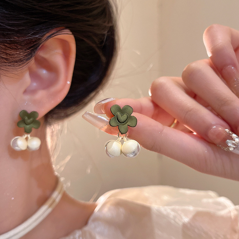 S925 aguja de plata de Corea del Sur pequeños pendientes de flores frescas hembra Mori versátil elegante perla pendientes Internet celebridad mismo estilo pendientes