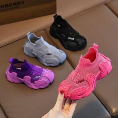 子供のココナッツシューズ春、秋、夏の通気性のあるスポーツシューズ男の子と女の子のための 2025 シンプルでファッショナブルなスリッポンベビーメッシュシューズ