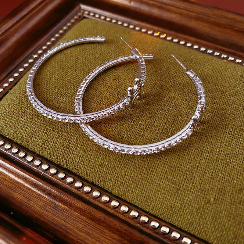 Agujas de plata con diamantes letras C pendientes transfronterizos fríos aretes exagerados para mujeres europeas y estadounidenses de moda ligera y lujosa alta sensación de pendientes image 8