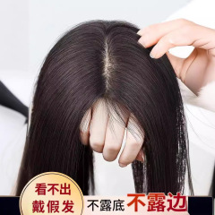 かつらの女性のかつらの頭の上で髪を直します。