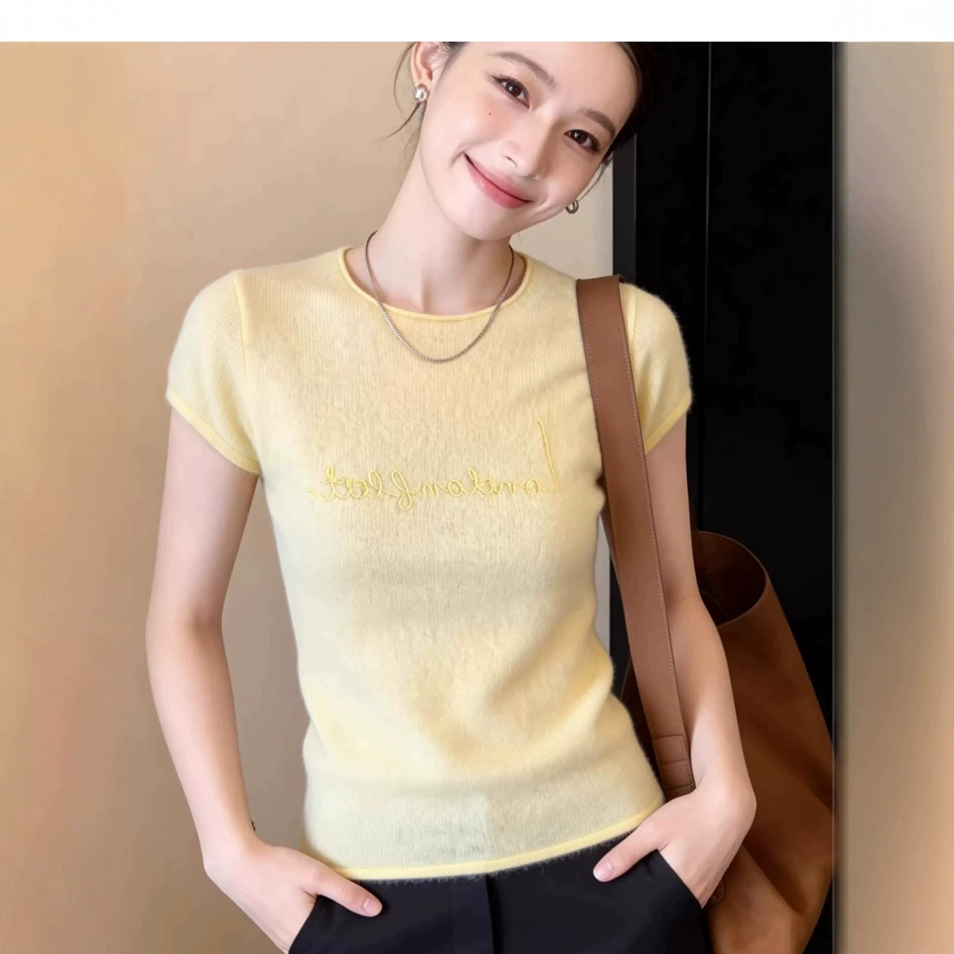 Áo thun nữ tay lửng thêu hoa chất liệu len lụa mát mẻ — màu vàng chi tiết 1