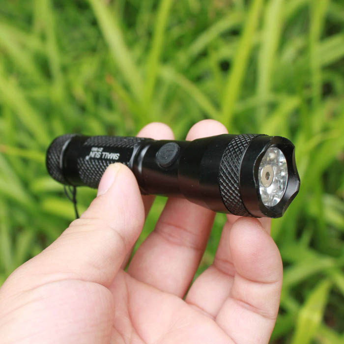 Linterna de luz brillante Una batería de 5 ª 7 LED+ láser rojo 2 en 1 Linterna (sin batería)