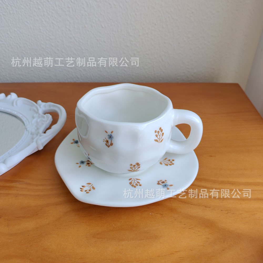 Taza de café de cerámica navideña irregular, linda taza con diseño de flores y corazones pintados a mano, juego de taza y platillo para té de la tarde