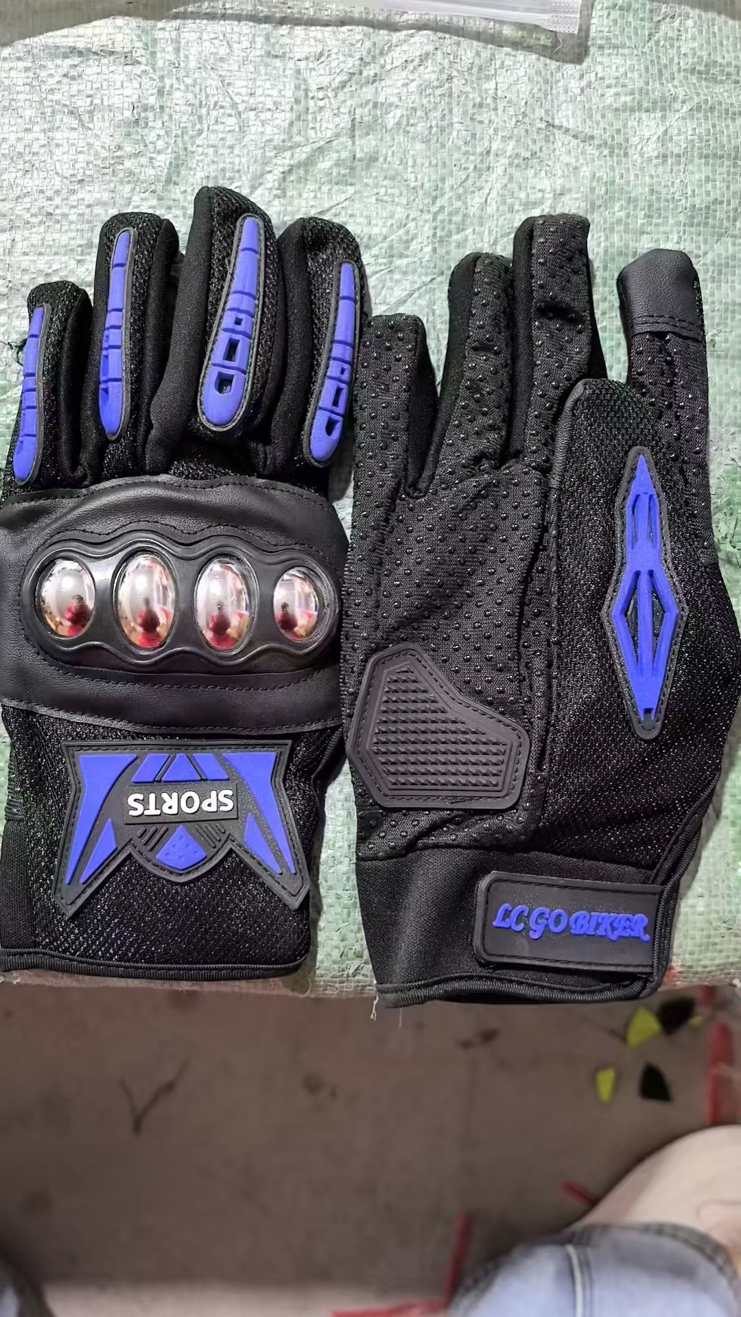 Guantes tácticos de defensa de cinco dedos al aire libre de acero inoxidable resistente a la caída y al desgaste, motocicletas de medio dedo largo