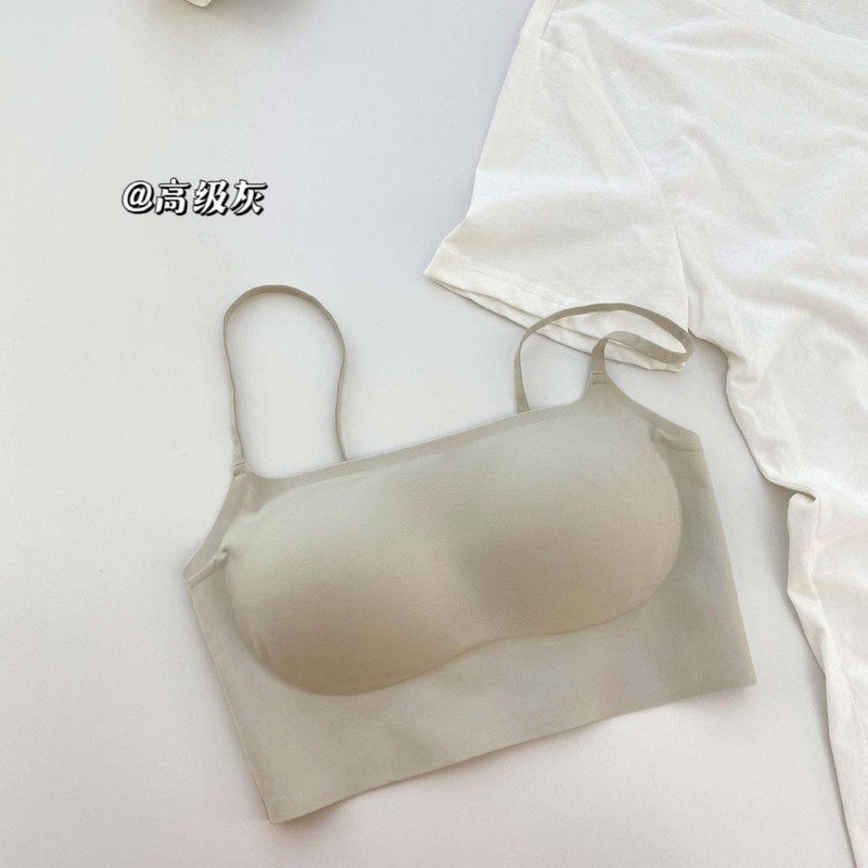 6070オリジナルの細い肩にスチールリングのないブラジャーが集まっています。|undefined