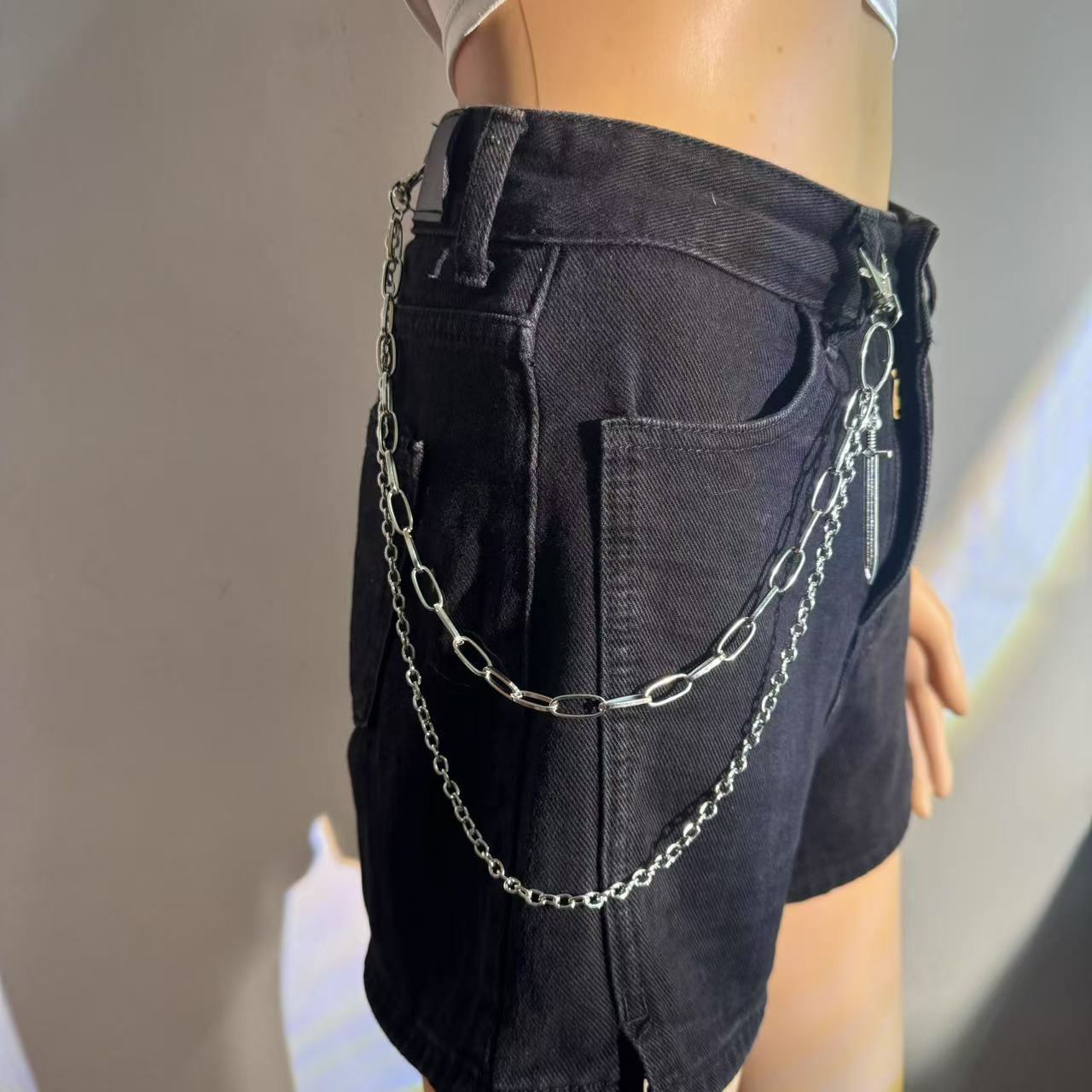 Pantaloni da uomo alla moda con doppio strato di metallo e spada, stile hip hop punk, jeans a vita sottile con catena appesa_voghion.com