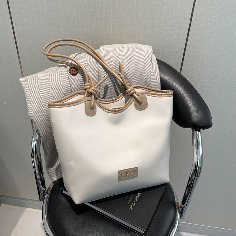 Bagos de mujer de gran capacidad de estilo extranjero simple 2025, nueva moda, bolsas de viaje casuales de hombro, bolsas de hombro debajo de las axilas.
