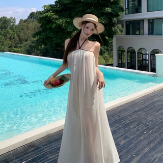 法式温柔米白撞色挂脖连衣裙女夏季镂空露腰显瘦飘逸度假抹胸长裙