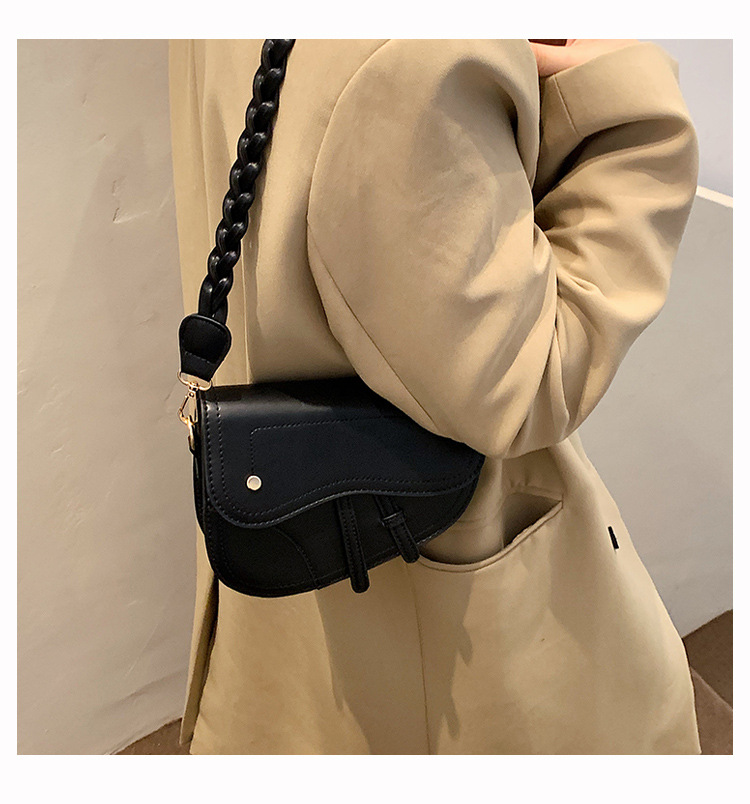 Fashion Casual Twist Small Saddle Bag New Wide Shoulder Strap Commuter Single Shoulder Messenger Bag display picture 7