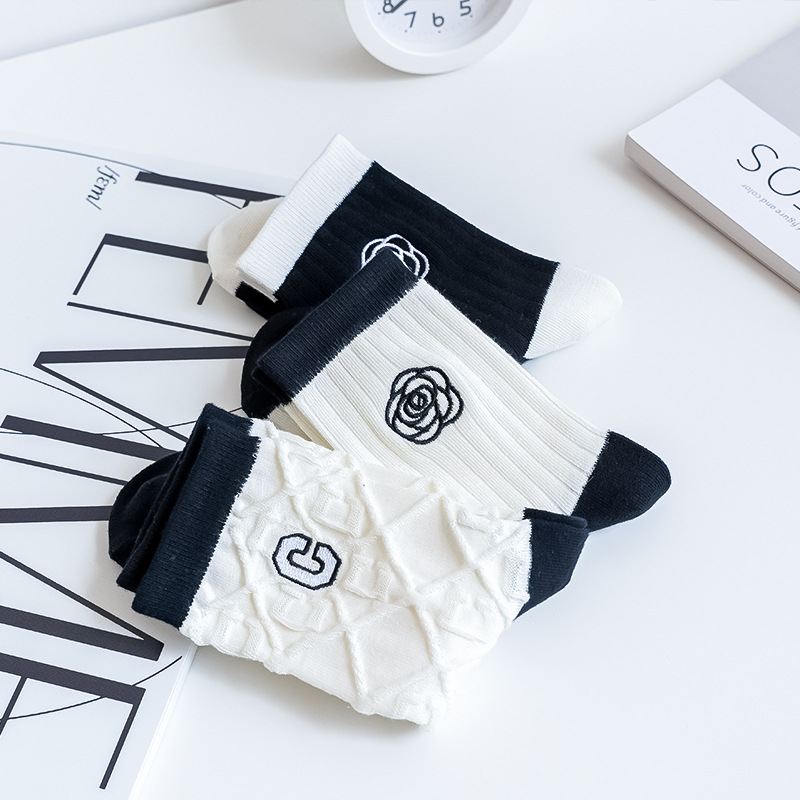 Medias negras y blancas de verano delgadas bordadas camélia letras medianas medias anti-balling medias de mujer Zhuangyan al por mayor