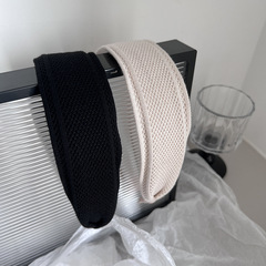 高級感のあるレトロなニットのカチューシャの気質に合わせて、髪のカチューシャを押します。