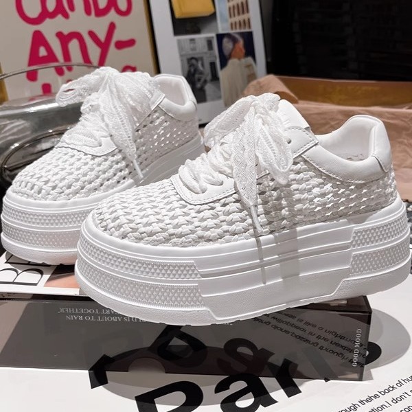 2025 nuevo estilo zapatos casuales de altura de suela gruesa zapatos huecos tejidos de cuero zapatos de mujer pequeños zapatos blancos zapatos deportivos