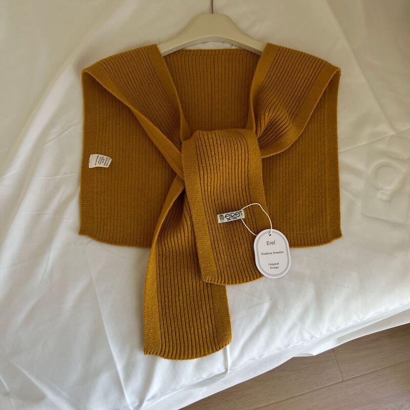 Korean-style retro red shawl for women, paired with a shirt and knitted cardigan, creating a sophisticated autumn/winter look with stylish accessories Korean-style retro red shawl for women, paired with a shirt and knitted cardigan, creating a sophisticated autumn/winter look with stylish accessories