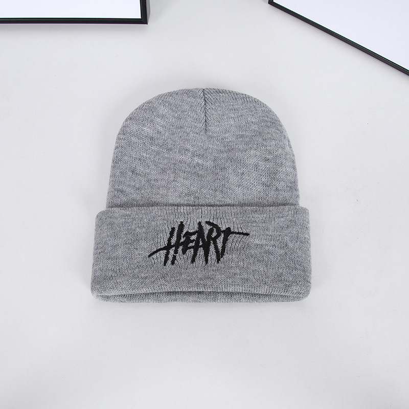 Cappello lavorato a maglia con ricamo lettera di moda Autunno e inverno per bambini Caldo e traspirante Cappello di lana nero versatile Cappello freddo da uomo_voghion.com