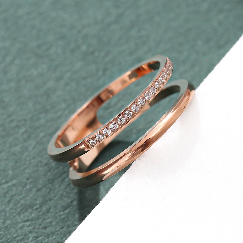 Doble capa de doble fila de diamante de acero de titanio 18K oro rosa de color oro No se desvanece estrella red anillo rojo moda femenina