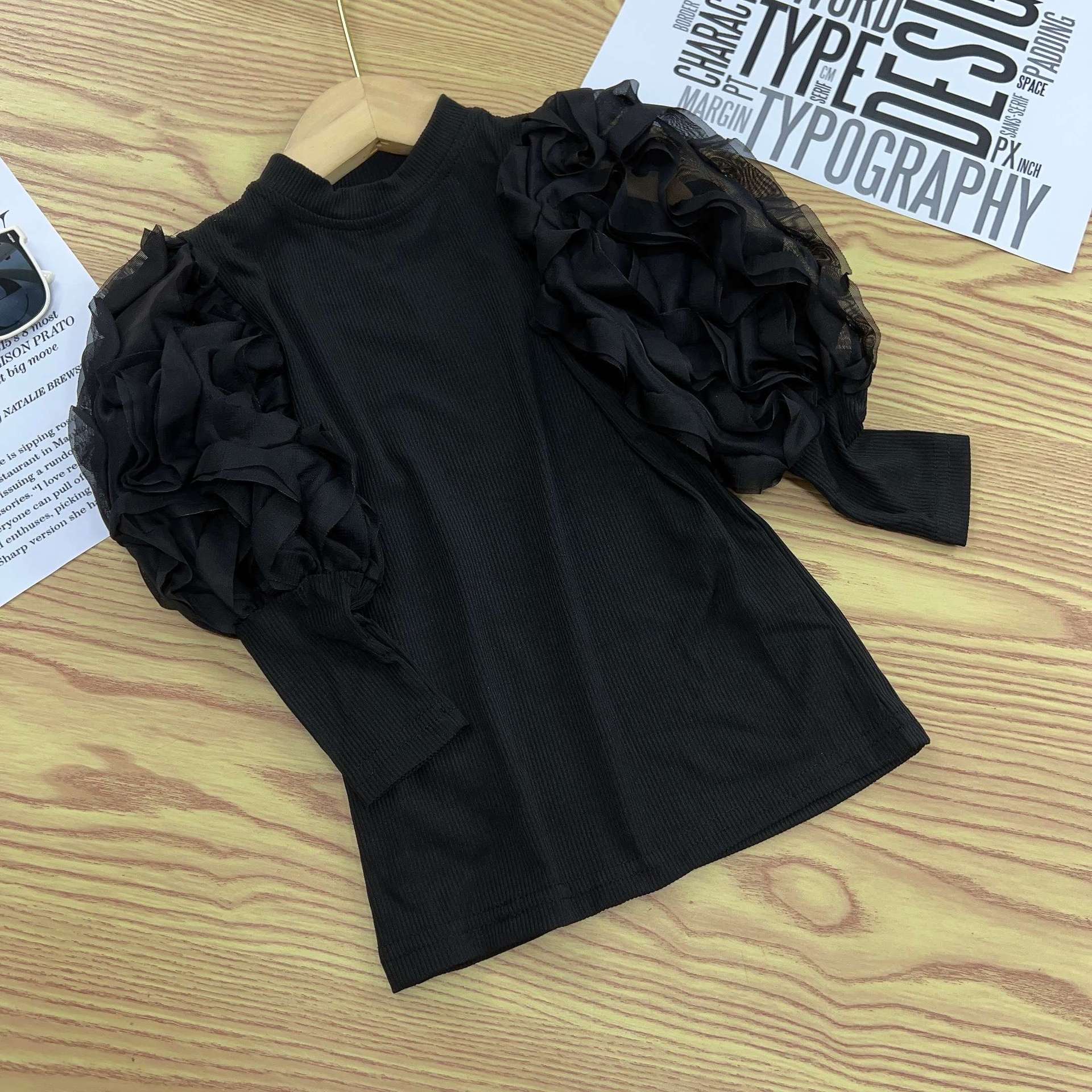 女の子の泡の袖の底のシャツの2025春秋は新型の子供の小さい子供の洋風の長袖のtシャツの韓国版の上着を詰めます。