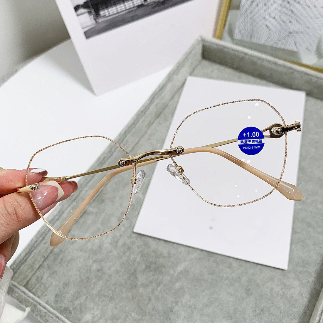 Clásico y elegante damas gafas de luz de metal para mujeres de mediana edad de moda anti-luz azul marco de gafas de luz de luz