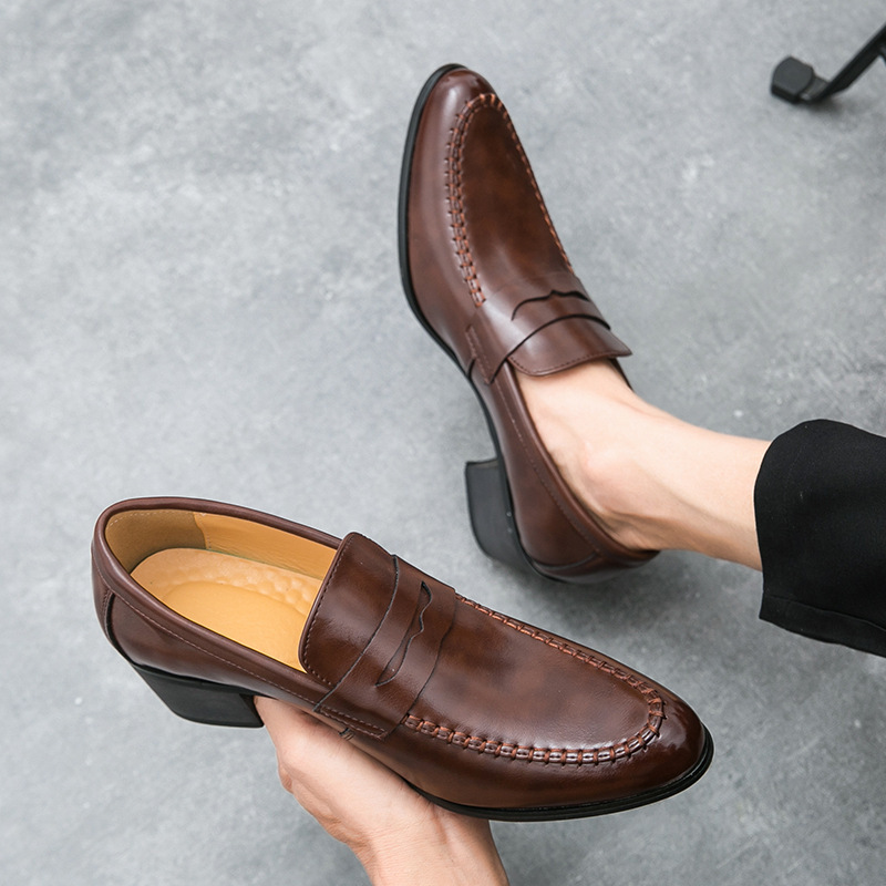 Comercio exterior transfronterizo nuevo estilo retro zapatos de hombre de tacón alto moda zapatos de cuero de negocios europeos y estadounidenses zapatos de cuero de moda