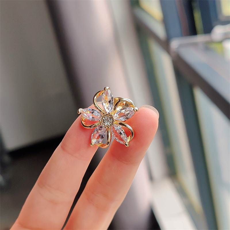 Modieuze zirkonia bloem broche voor dames elegant accessoire_voghion.com