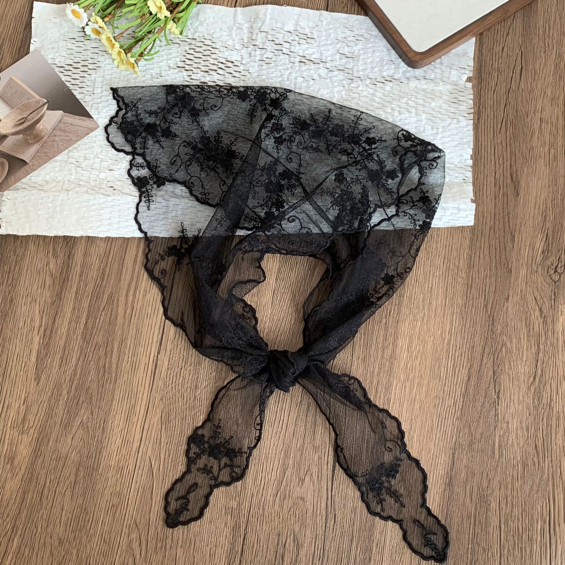 Bufanda triangular de encaje Nuevo estilo Bufanda de cuello Bufanda de seda Bufanda de seda Sensación de alta calidad Bufanda de estilo pastoral femenino Cinturón para el cabello Tragando serpentinas para el cabello