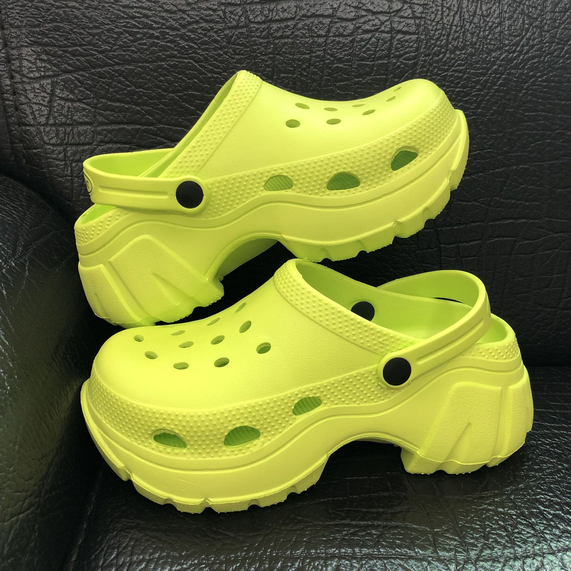 Einteilige Lochschuhe mit dicken Sohlen, Sommer-Oberbekleidung für Damen, 2023, neue rutschfeste, erhöhte Baotou-Stepp-Sandalen und Hausschuhe_voghion.com