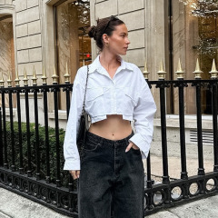 2025 秋の新女性の純粋な綿クロスボーダーヨーロッパとアメリカの女性のシャツポケット装飾スリムカジュアルショートトップ